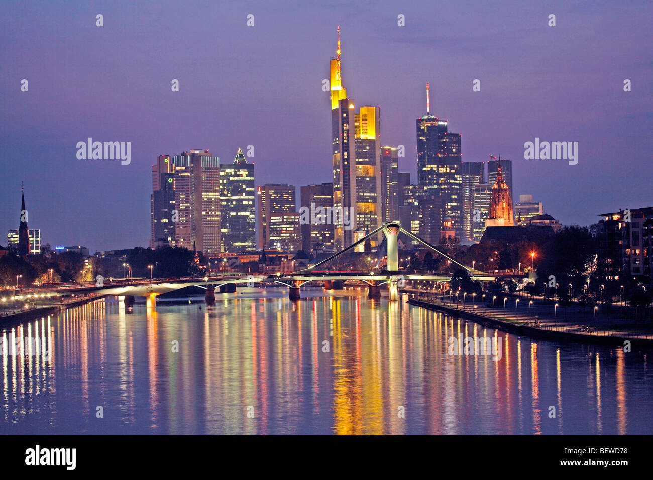 Il quartiere finanziario skyline al tramonto, Frankfurt am Main, Germania Foto Stock