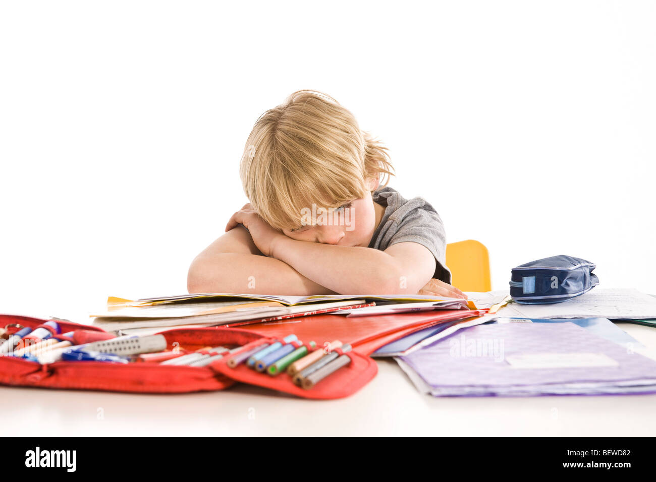 Il ragazzo è frustrato della sua scuola compiti a casa Foto Stock