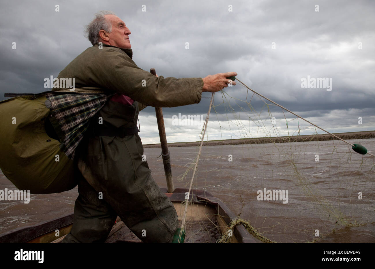 Commerciale pescatore di salmone con net sul fiume Ribble Regno Unito Foto Stock