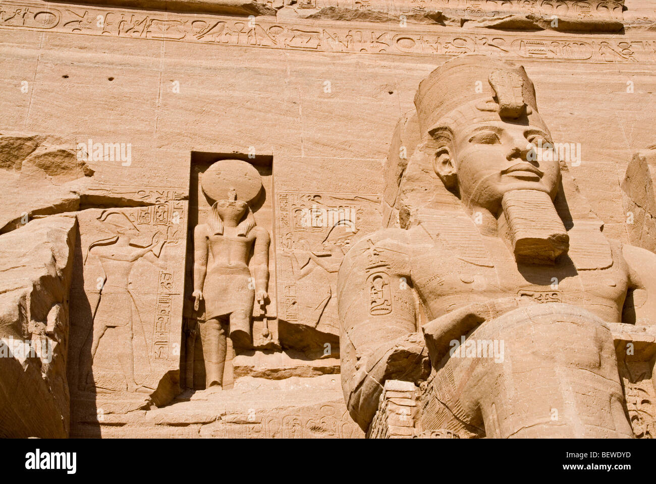 Statua colossale presso il Tempio di Ramesse II ad Abu Simbel Egitto a basso angolo di visione da vicino Foto Stock