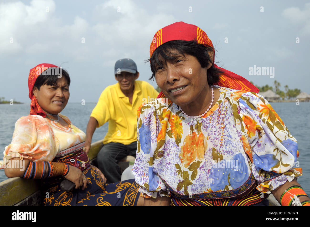 La Kuna persone in un Baota Off Yandup Island Lodge In Playon Chico nelle isole San Blas Panama Foto Stock