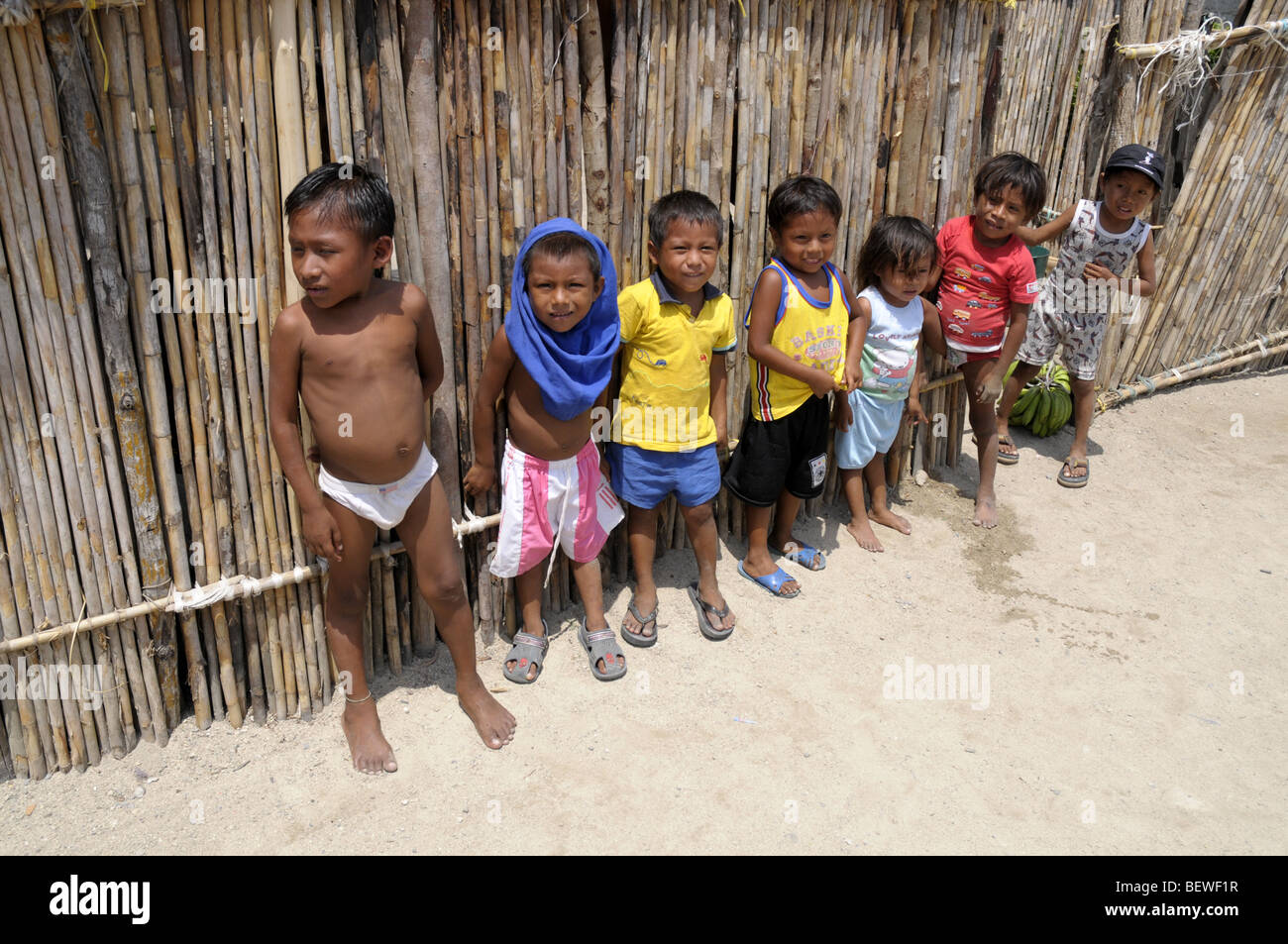 La Kuna bambini In Playon Chico nelle isole San Blas Panama Foto Stock