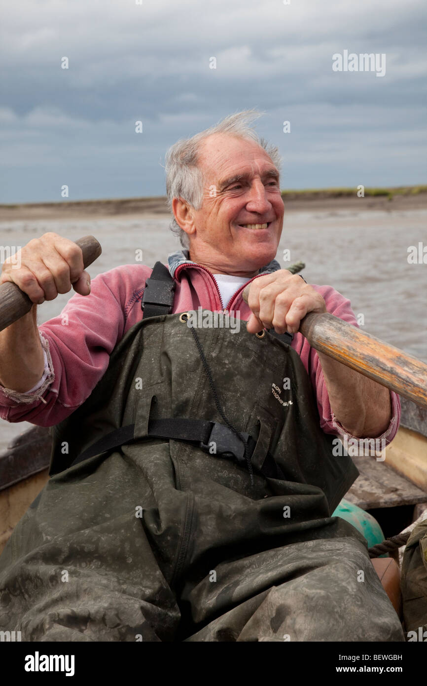 Salmone commerciale pescatore a monte di canottaggio sul fiume Ribble Regno Unito Foto Stock