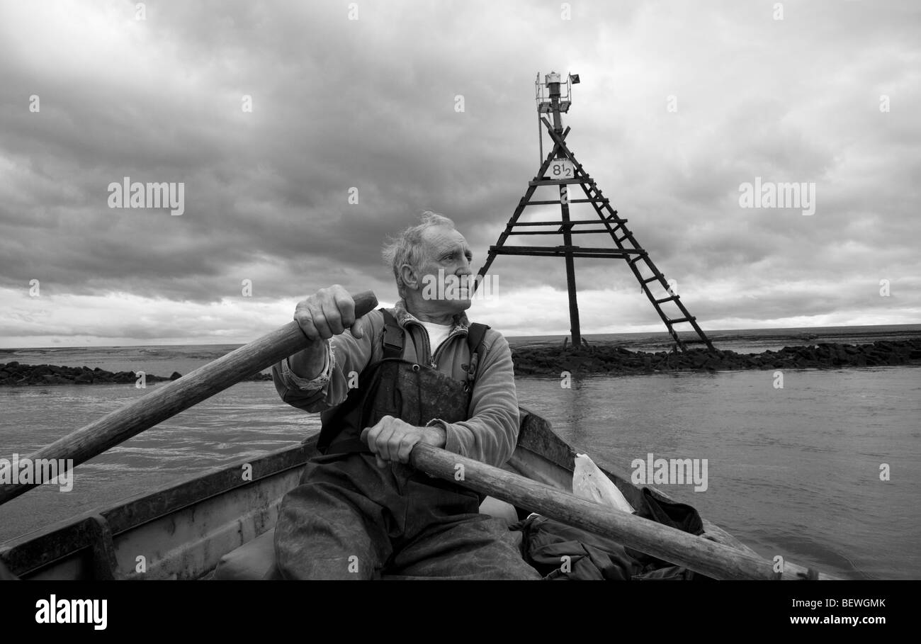 Salmone commerciale pescatore a monte di canottaggio sul fiume Ribble Regno Unito Foto Stock