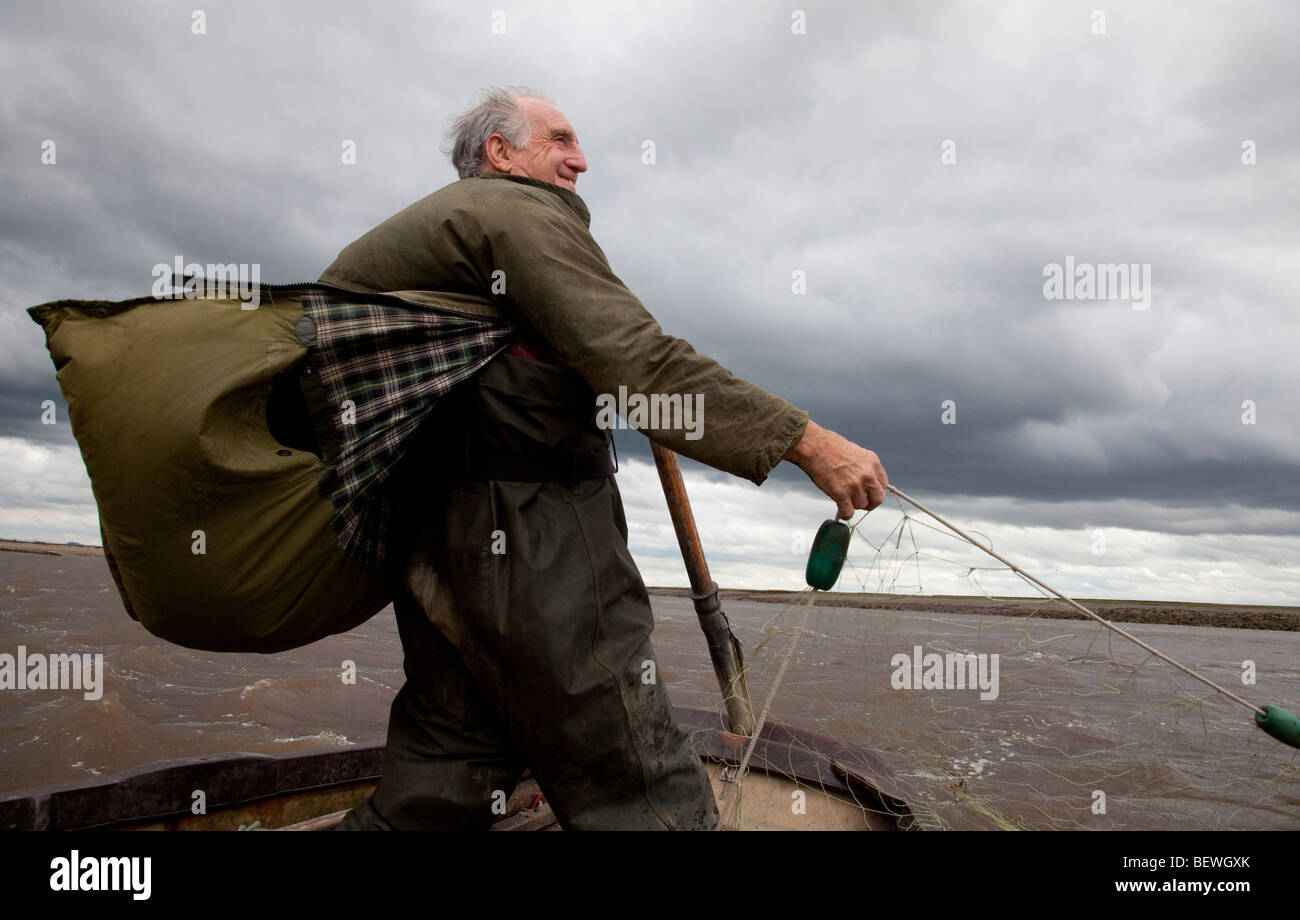 Salmone commerciale fisherman barca a remi con net a monte del fiume Ribble Regno Unito Foto Stock