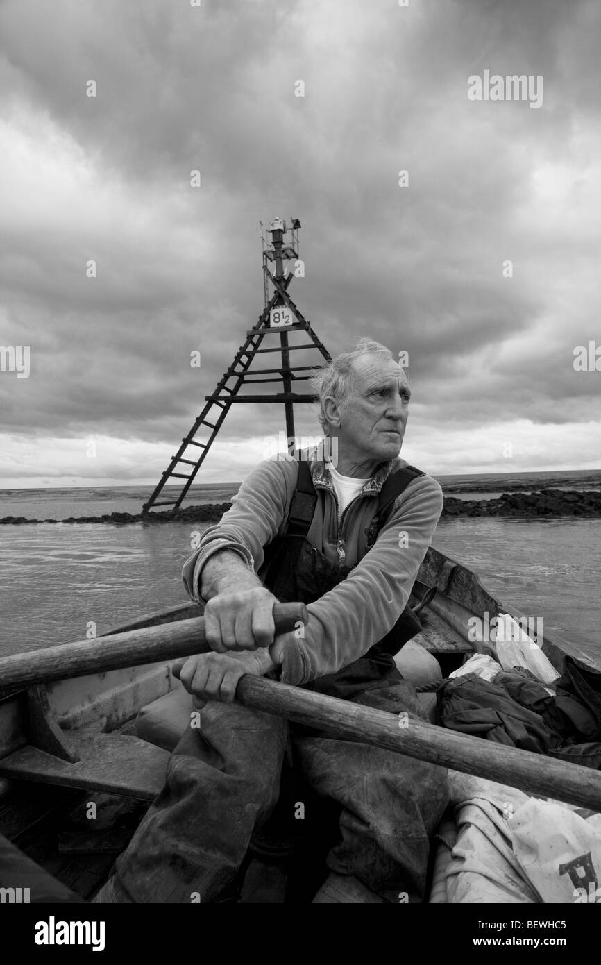 Salmone commerciale pescatore a monte di canottaggio sul fiume Ribble Regno Unito Foto Stock