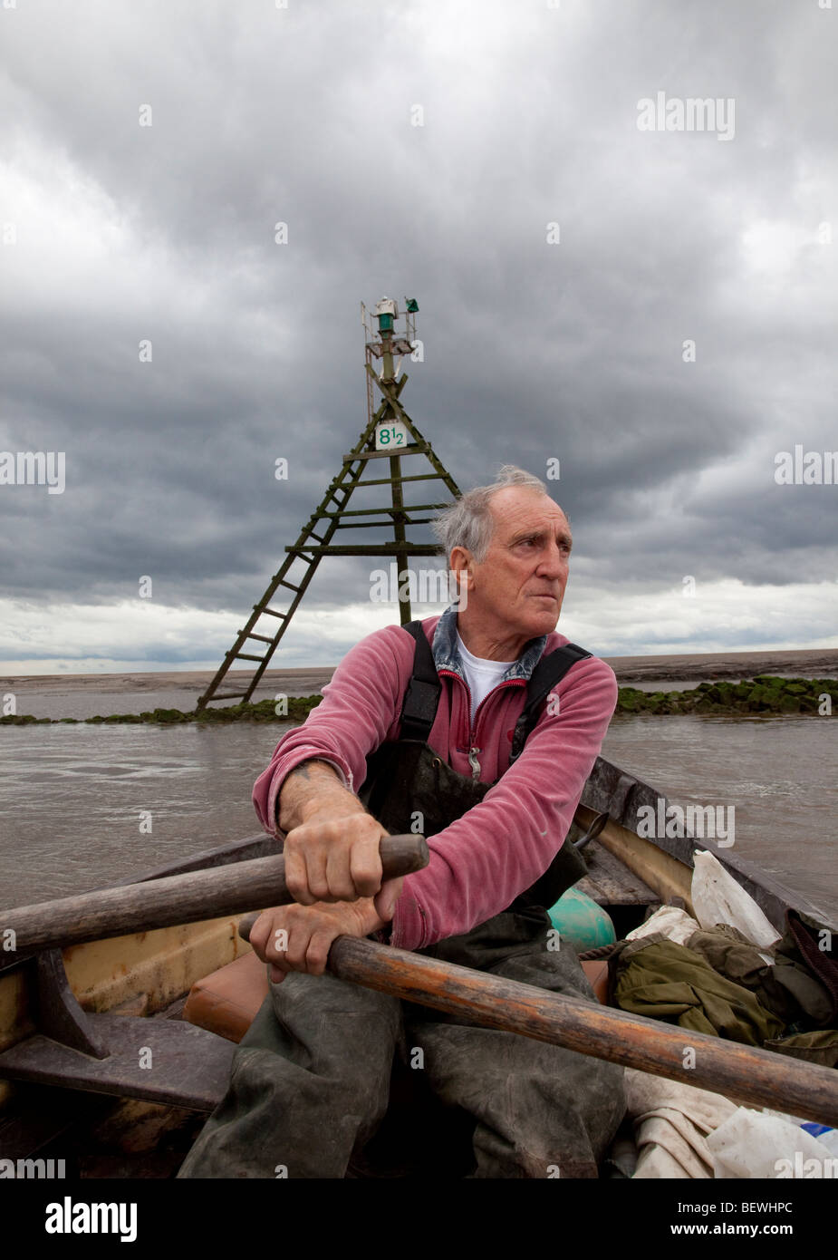 Salmone commerciale pescatore a monte di canottaggio sul fiume Ribble Regno Unito Foto Stock