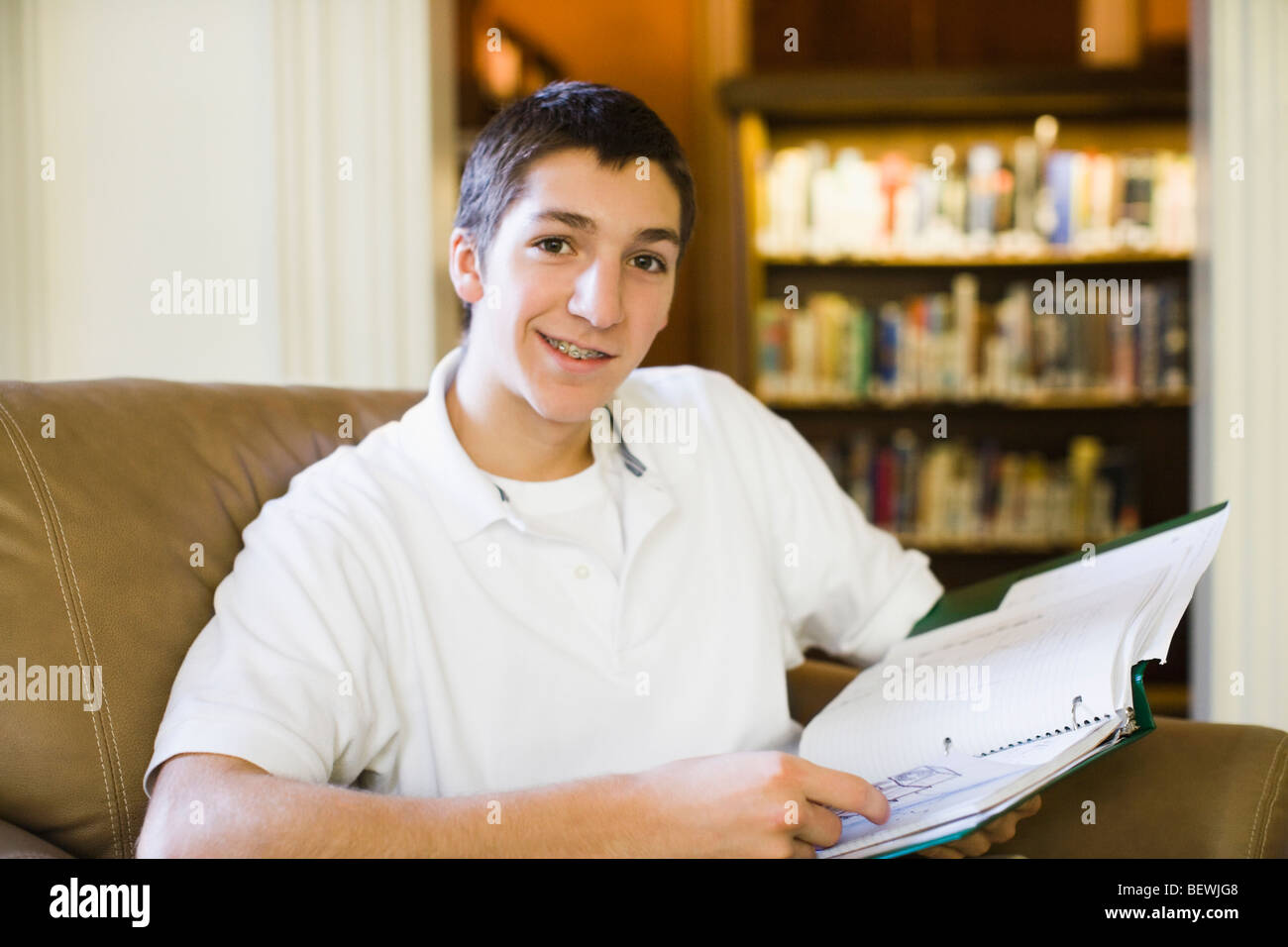 Ritratto di uno studente in possesso di un notebook a spirale Foto Stock