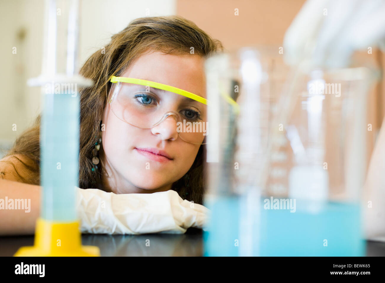 Studente facendo un esperimento scientifico in un laboratorio Foto Stock