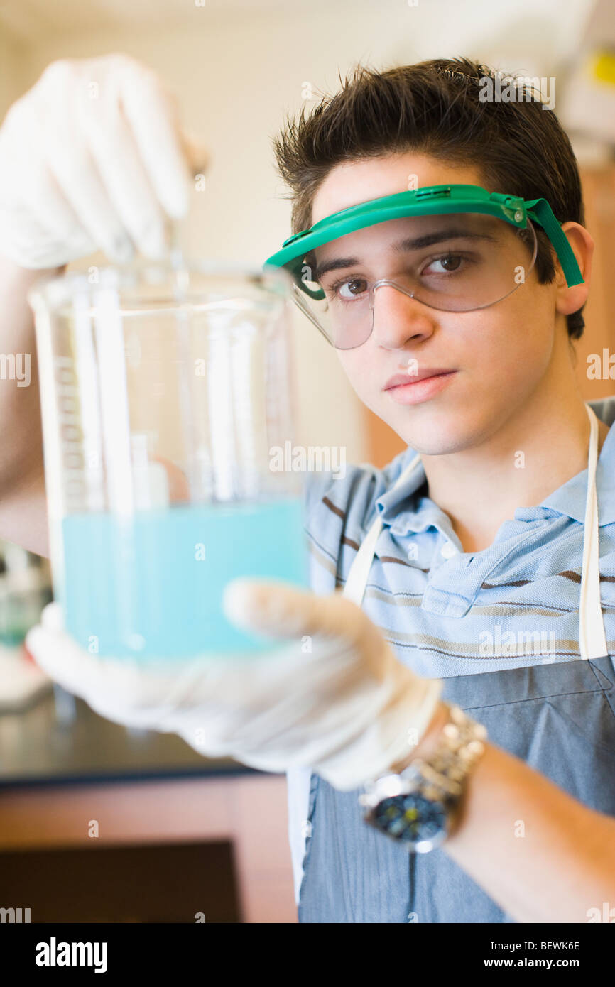 Studente facendo un esperimento scientifico in un laboratorio Foto Stock