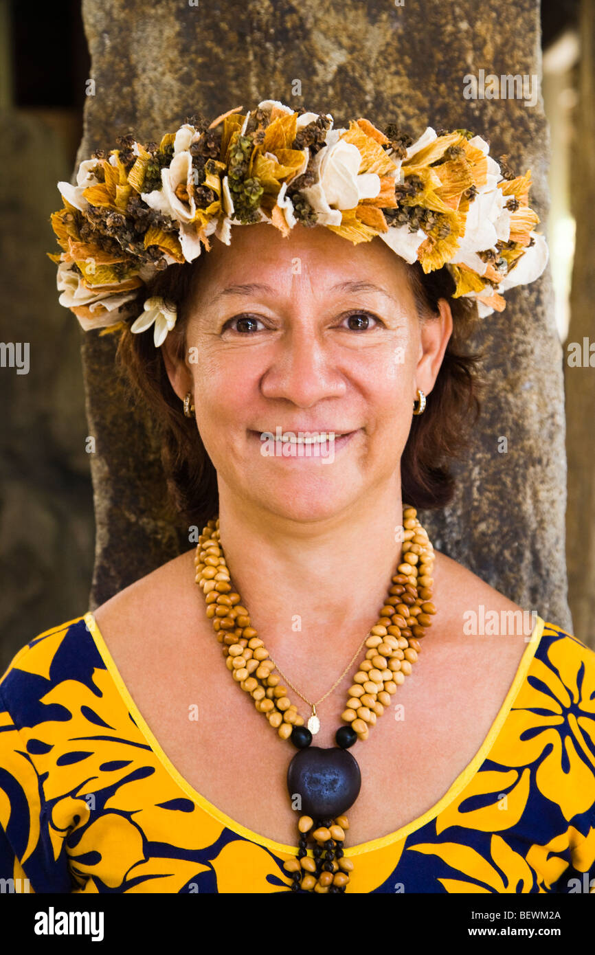 Ritratto di una donna nel tradizionale abito polinesiano, Papeete, Tahiti, Polinesia Francese Foto Stock