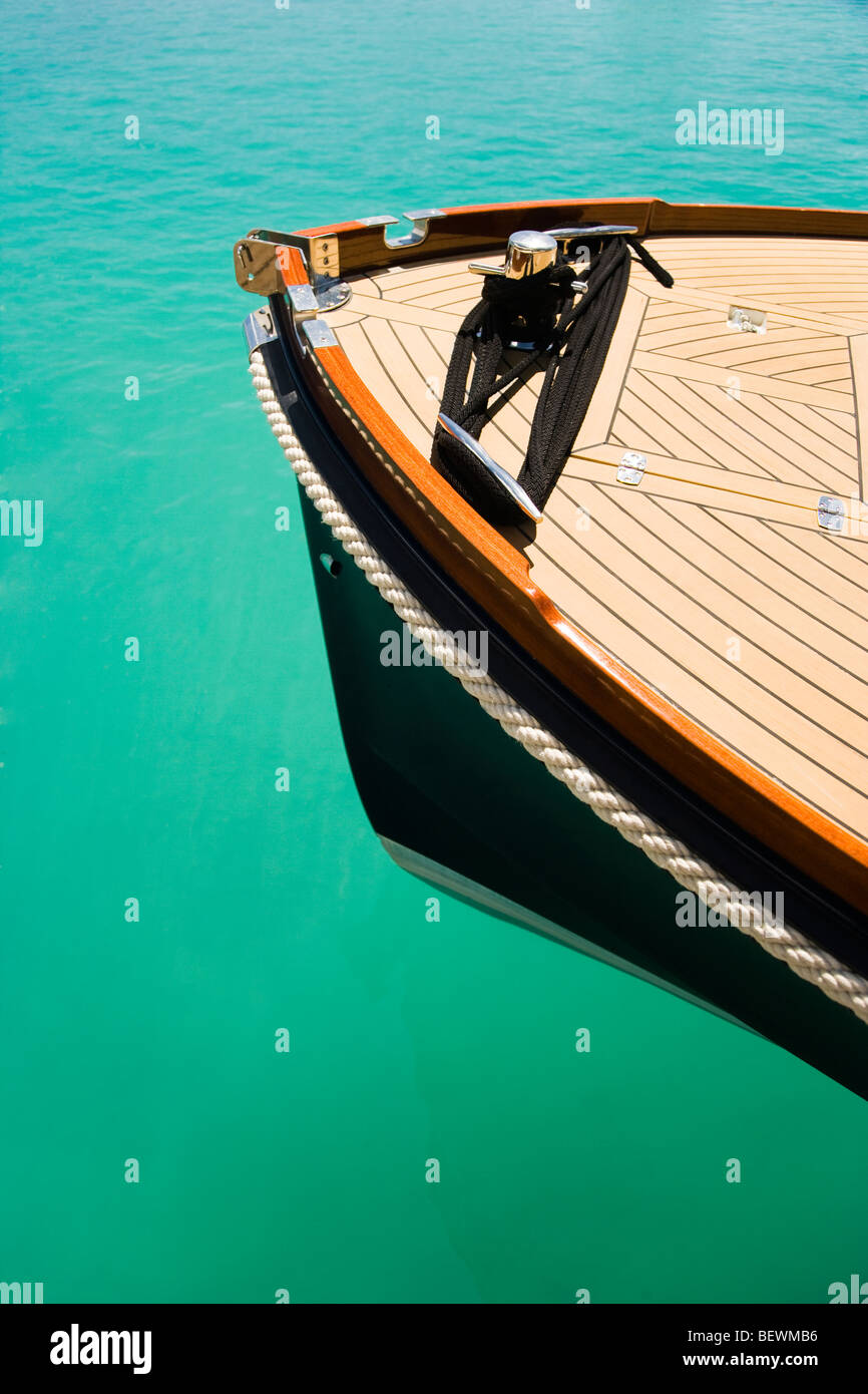 Angolo di alta vista di una nave di prua, Bora Bora, Tahiti, Polinesia Francese Foto Stock