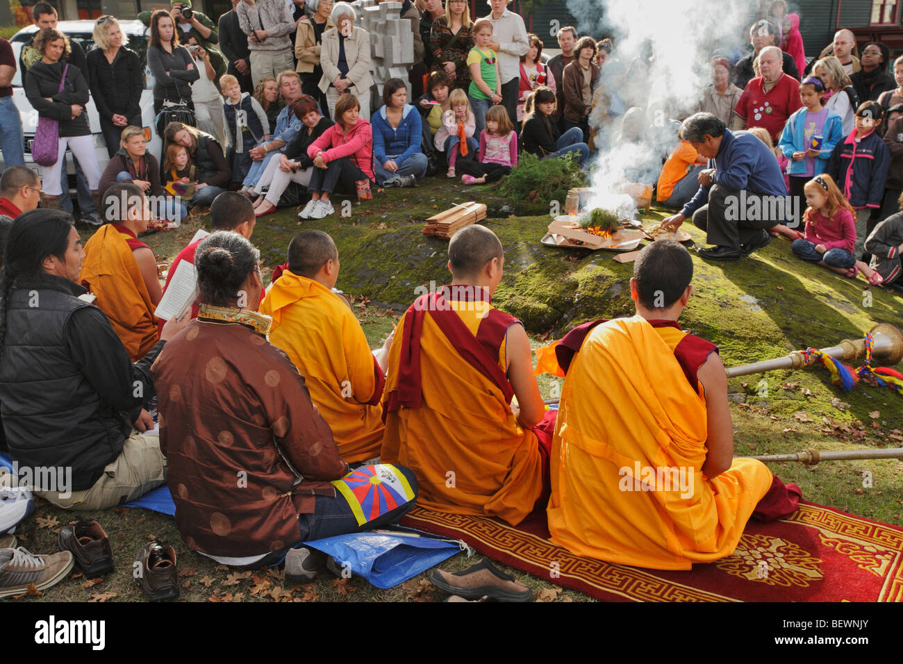 Monaci Tibetani di eseguire la cerimonia di purificazione-Victoria, British Columbia, Canada. Foto Stock