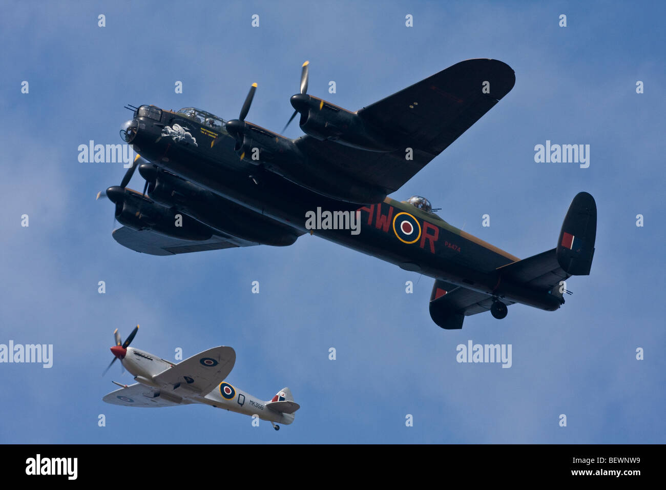 La Battaglia di Bretagna Memorial volo con Lancaster PA474 e Spitfire Mk356 a Goodwood incontro, Sussex, Regno Unito, nel 2009. Foto Stock