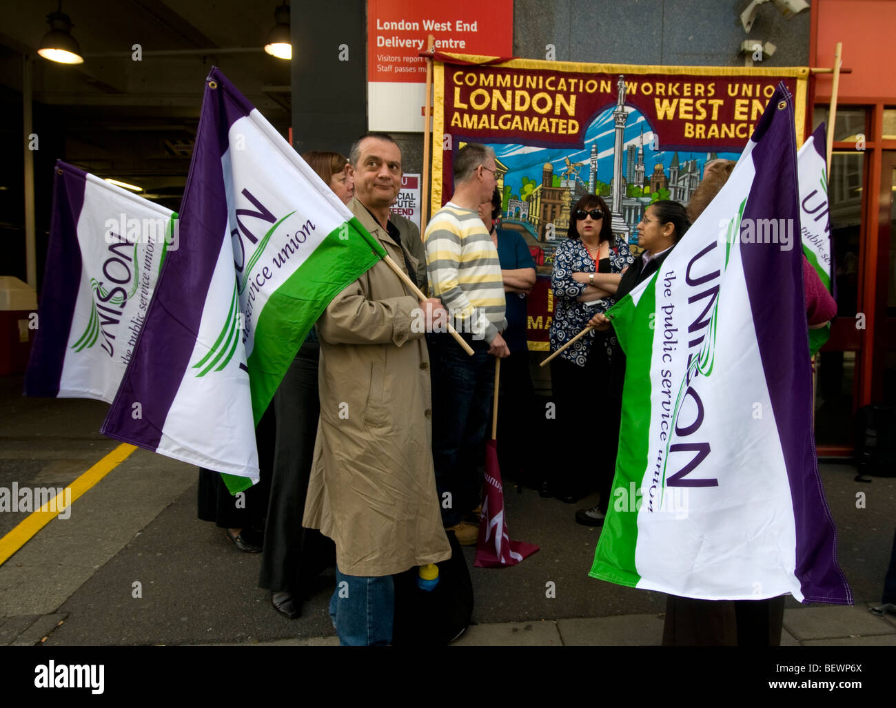 Sciopero dei lavoratori postali membri dell Unione di operatori della comunicazione, Rathbone luogo ufficio di smistamento, Londra Centrale. Foto Stock