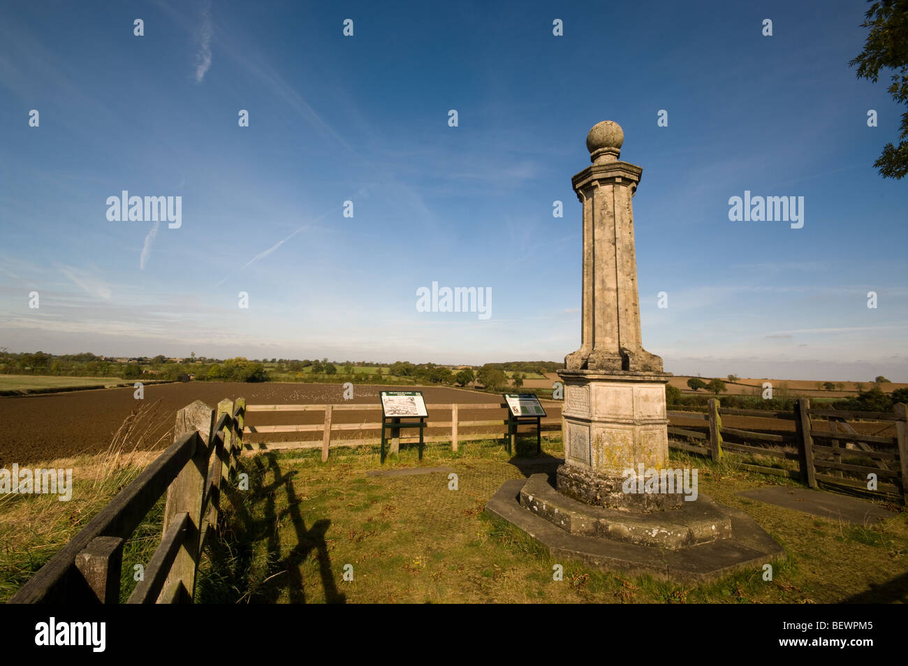 Un monumento obelisco ubicato su di una collina che domina i campi di battaglia della guerra civile in Naesby. Foto Stock