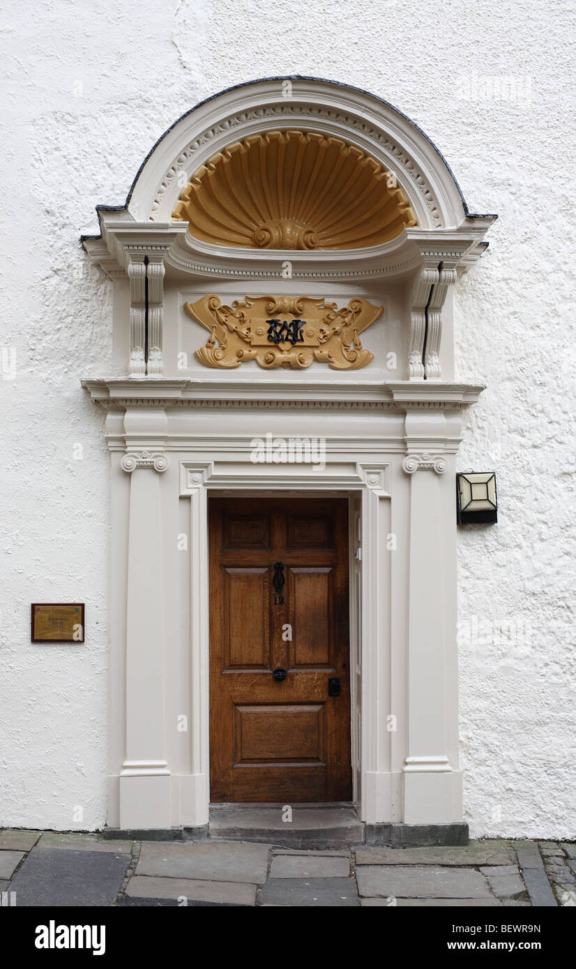 La porta e doorcase ornati con shell baldacchino di St Cuthbert's College, parte dell Università di Durham, England, Regno Unito Foto Stock