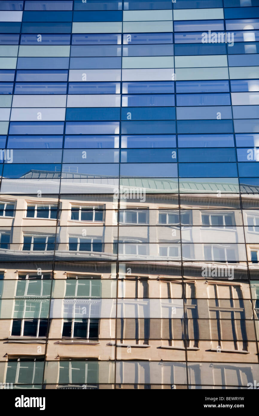 Vecchio edificio si riflette nel grattacielo di vetro costruendo città Londra Inghilterra daylight estate cielo blu Foto Stock