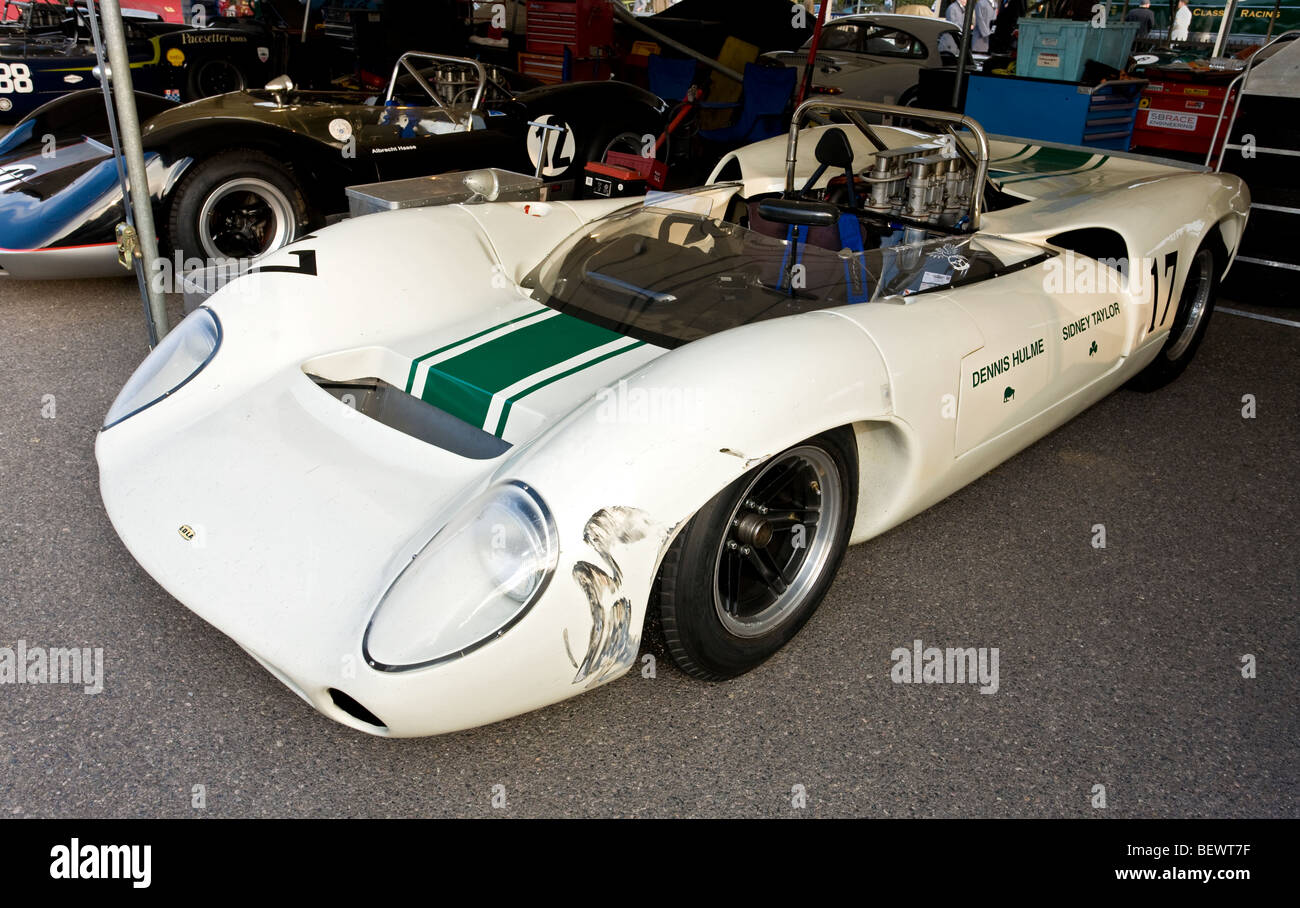 1965 Lola-Chevrolet T70 Spyder nel paddock al Goodwood incontro, Sussex, Regno Unito. Foto Stock