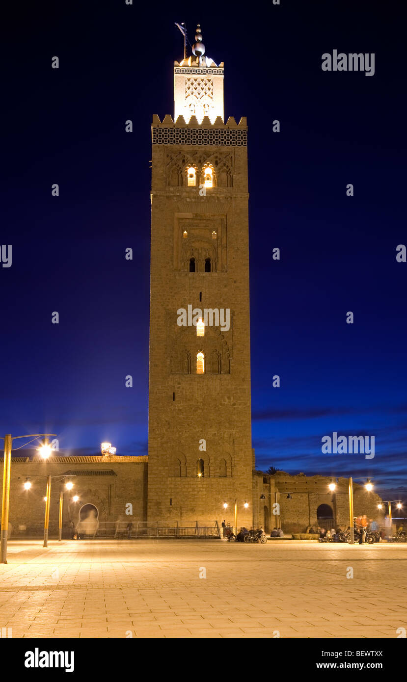 Moschea di Kutubiyya di notte, Marrakech, Marocco Foto Stock