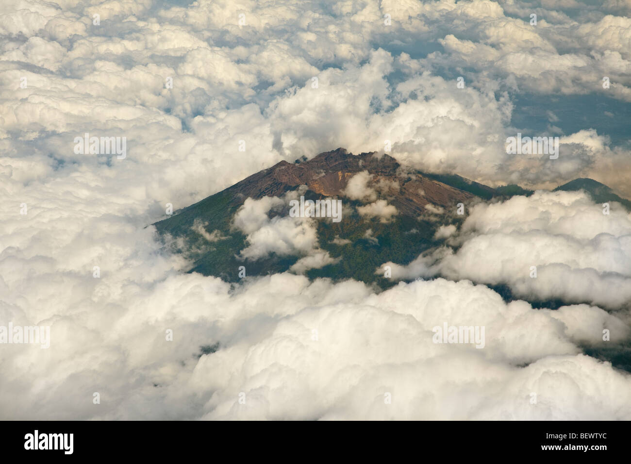 Vista aerea di Gunung Abang, nelle highlands di Bali, Indonesia. 2153m Foto Stock