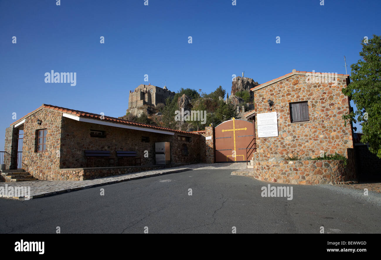 Cancelli chiusi del monastero stavrovouni fondata nel IV secolo da st helena repubblica di Cipro in Europa Foto Stock