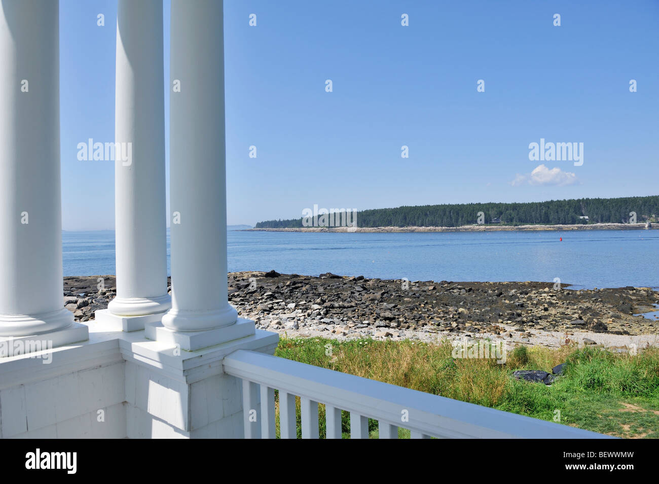 Vista della baia di Penobscot dal portico del detentore's house presso la Marshall Point Lighthouse, Port Clyde, Maine, Stati Uniti d'America Foto Stock