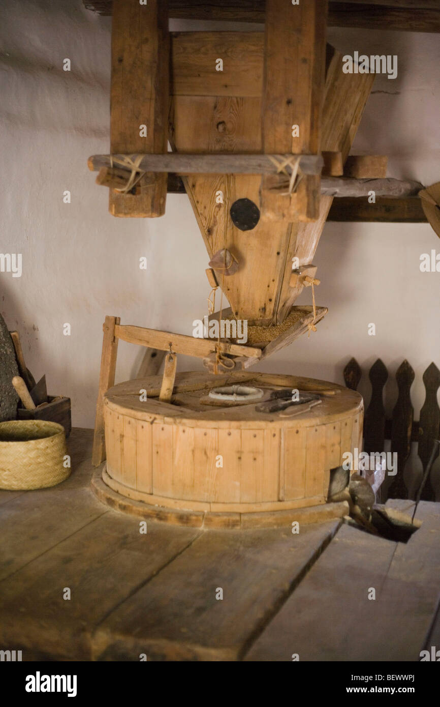 Vecchio mulino per la macinazione di grano in farina, in esecuzione su acqua di alimentazione Foto Stock