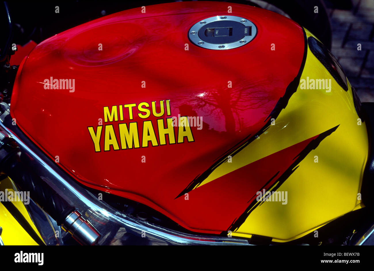 Serbatoio del carburante di un Mitsui sponsorizzato Yamaha ZF moto da strada Foto Stock