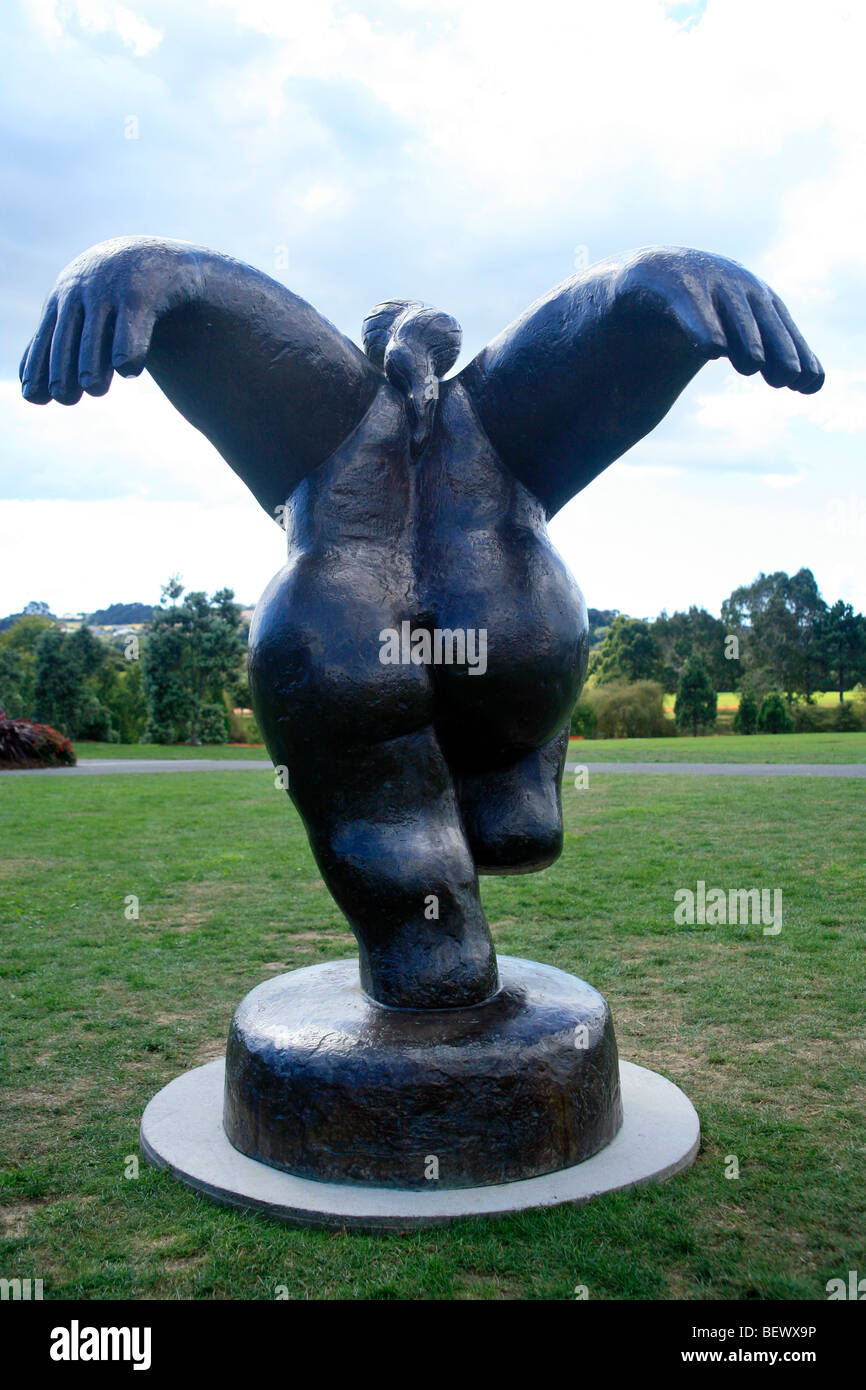 Statua di una figura femminile - scultura presso i Giardini Botanici, Manurewa, South Auckland, Nuova Zelanda Foto Stock