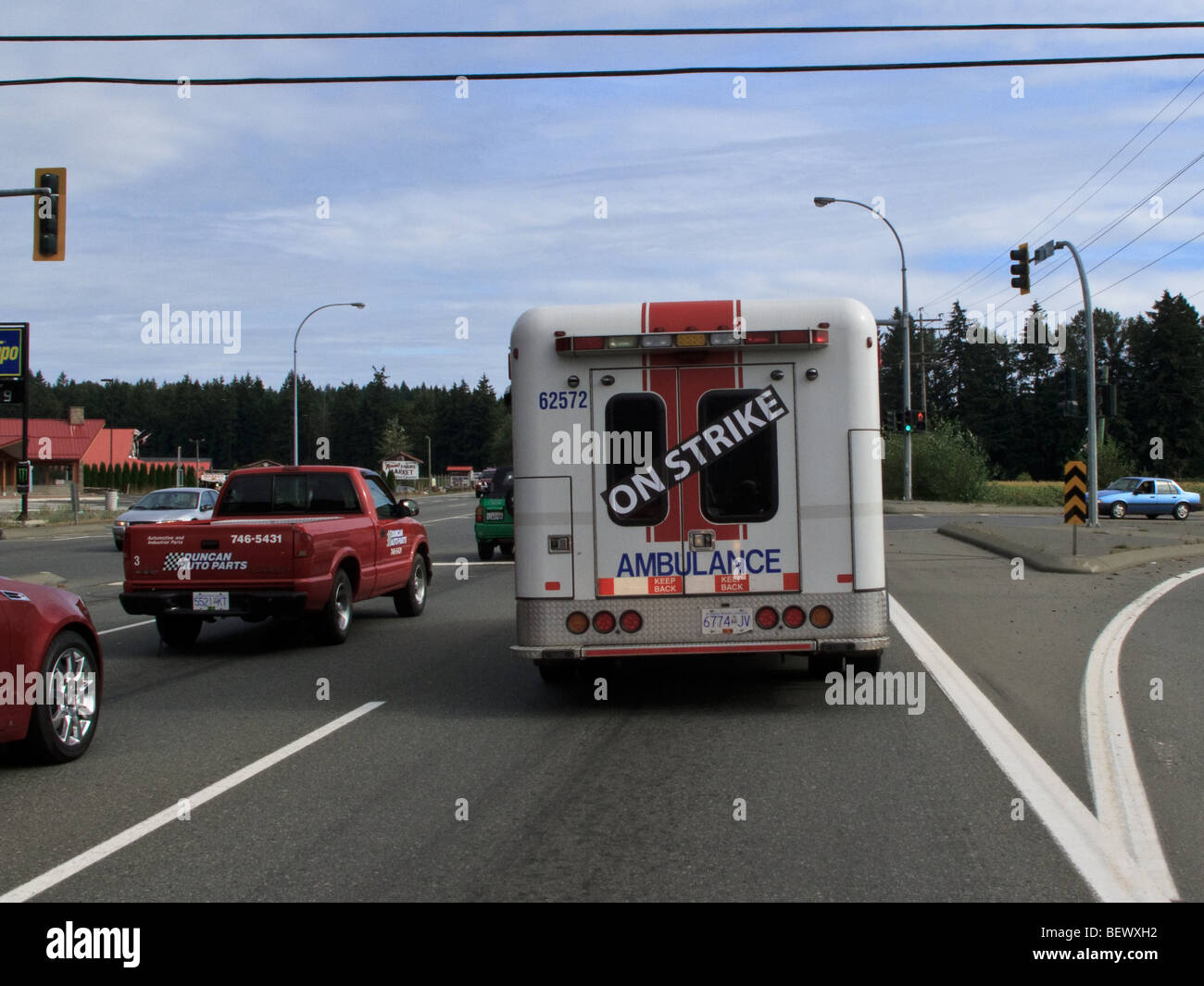 Lavoratori in sciopero segno sulla parte posteriore di ambulanza, Sydney, Isola di Vancouver, British Columbia, Canada Foto Stock