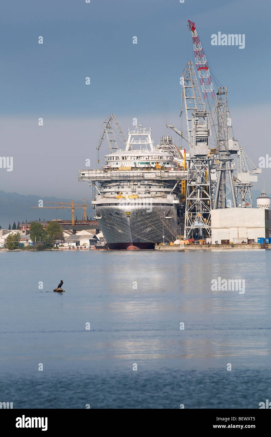 Una nave in costruzione presso il cantiere navale di Monfalcone, Italia Foto Stock