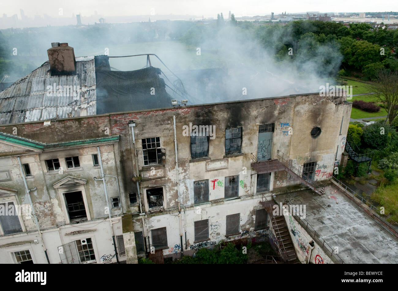 Grandi abbandonati edificio Georgiano sul fuoco Foto Stock