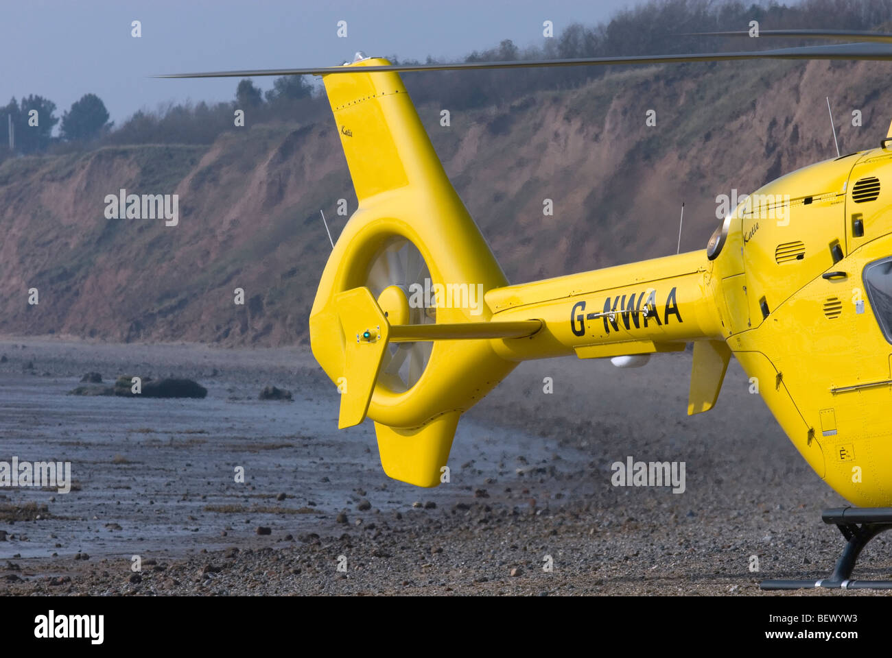 Nord Ovest Air Ambulance elicotteri sulla spiaggia che mostra il rotore di coda Foto Stock