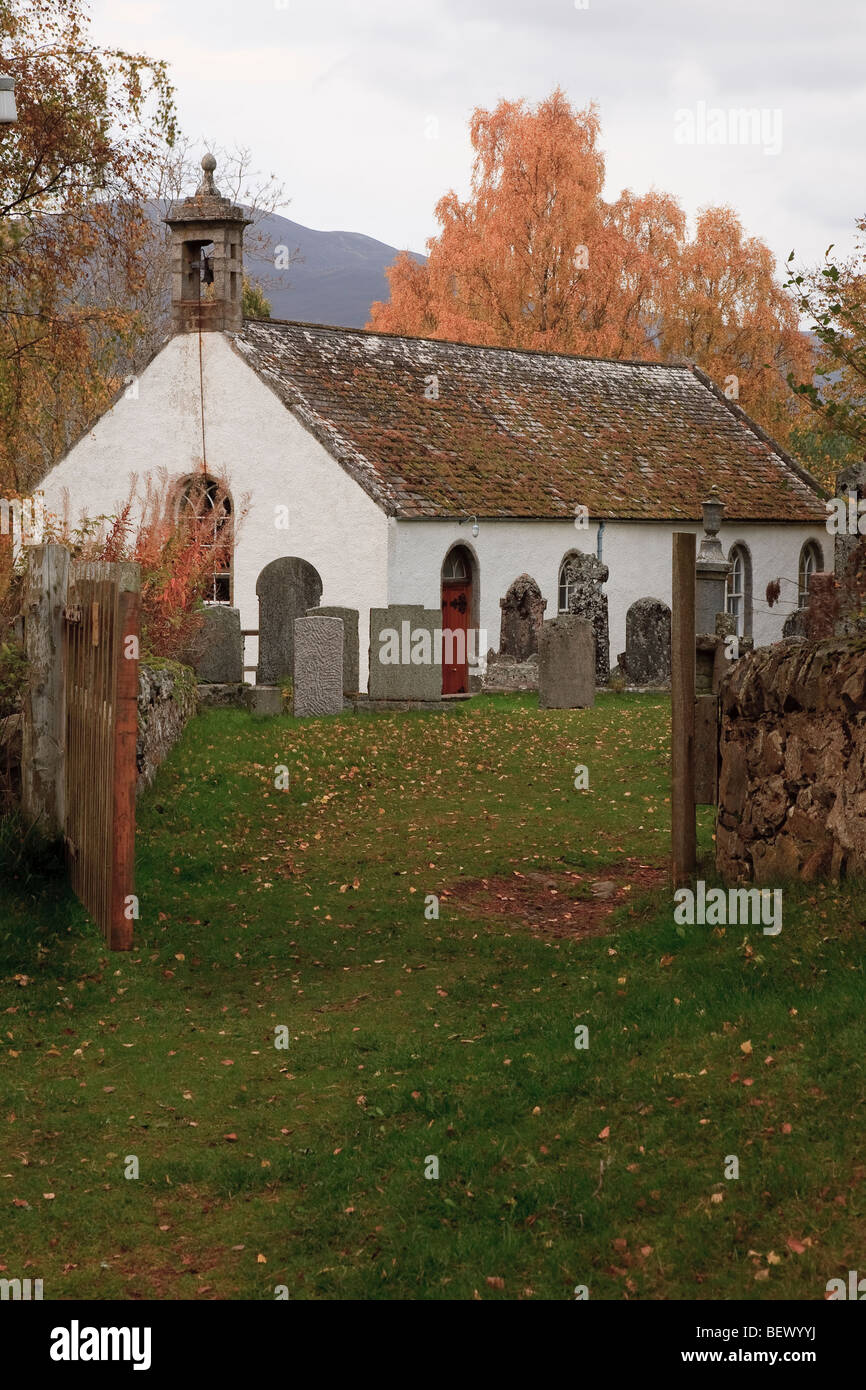 Una chiesa tranquilla immerso in alberi e situato in una parte remota delle Highlands Scozzesi. Foto Stock