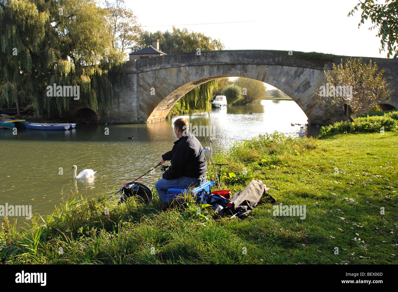 Il pescatore da Halfpenny Bridge, Lechlade, Gloucestershire, England, Regno Unito Foto Stock