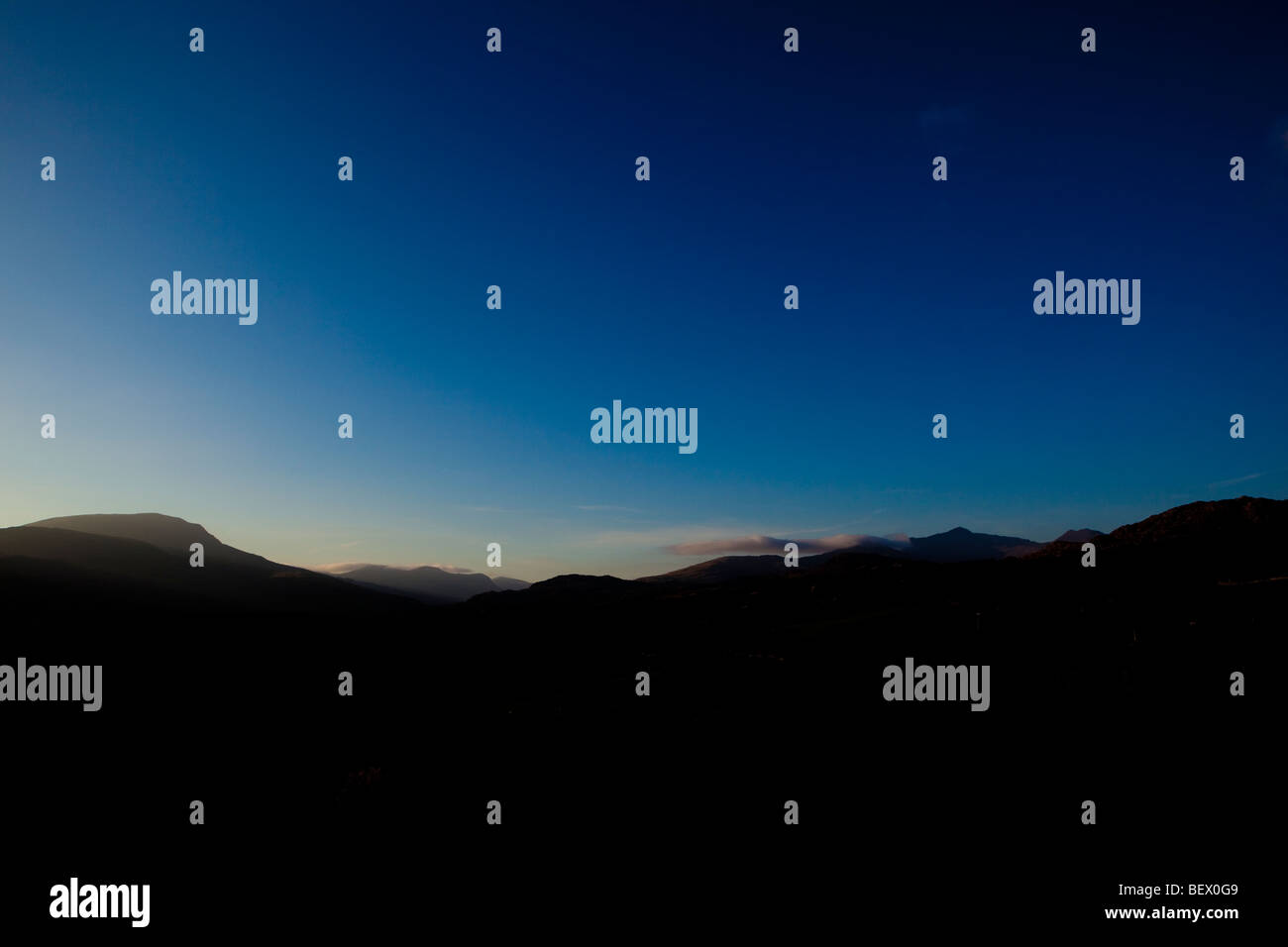 Snowdonia Galles del Nord Regno Unito al tramonto che mostra le montagne e il cielo in astratto Foto Stock