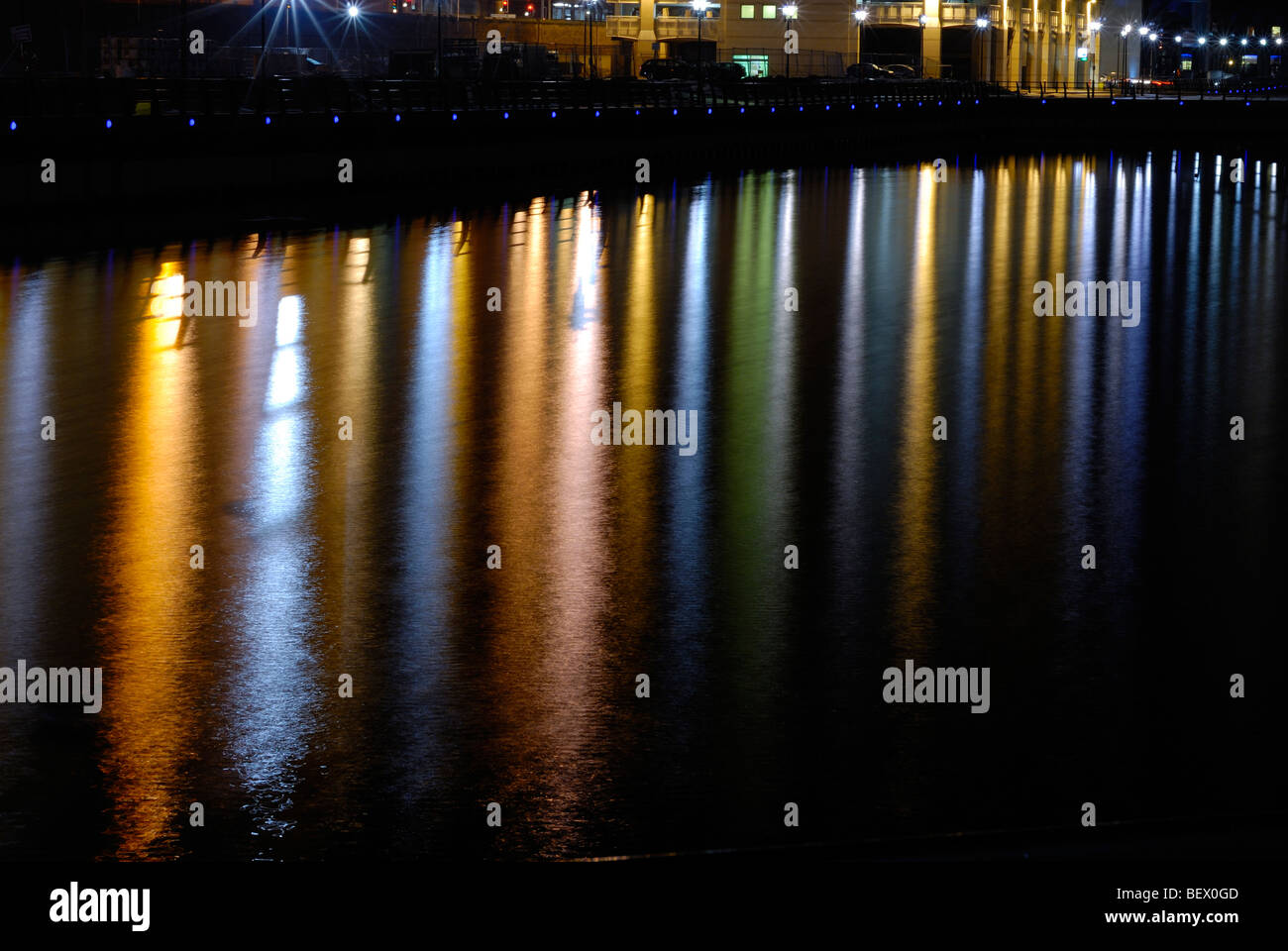 Riflessi di luci della città in acqua di notte arte Foto Stock