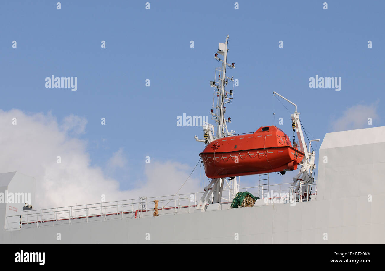 Navi di salvataggio capsule sul ponte di una grande nave di supporto Foto Stock