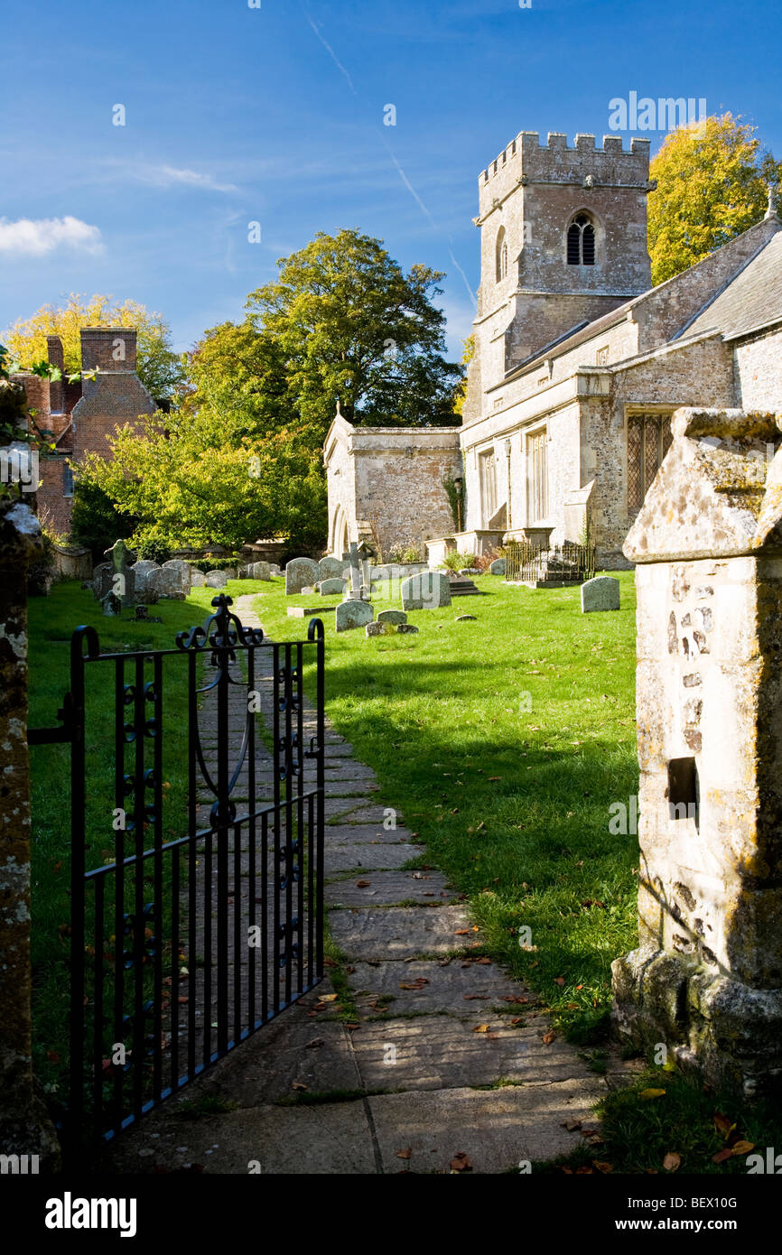 Tipico inglese Saxon minster chiesa di San Giorgio in Ogbourne St George un paese nel Wiltshire, Inghilterra, Regno Unito Foto Stock