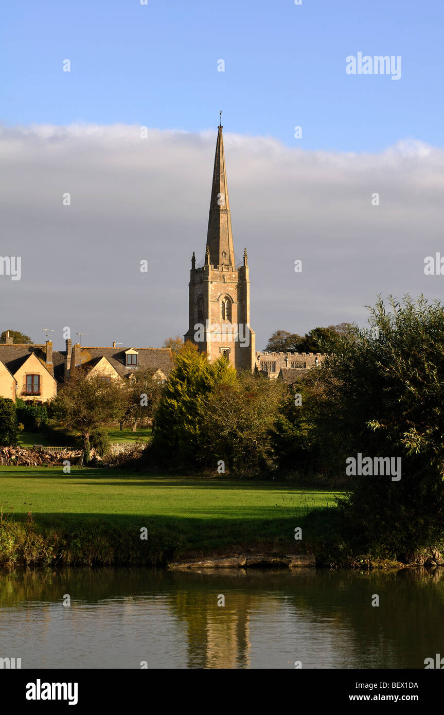 Il fiume Tamigi e Chiesa di San Lorenzo, Lechlade, Gloucestershire, England, Regno Unito Foto Stock