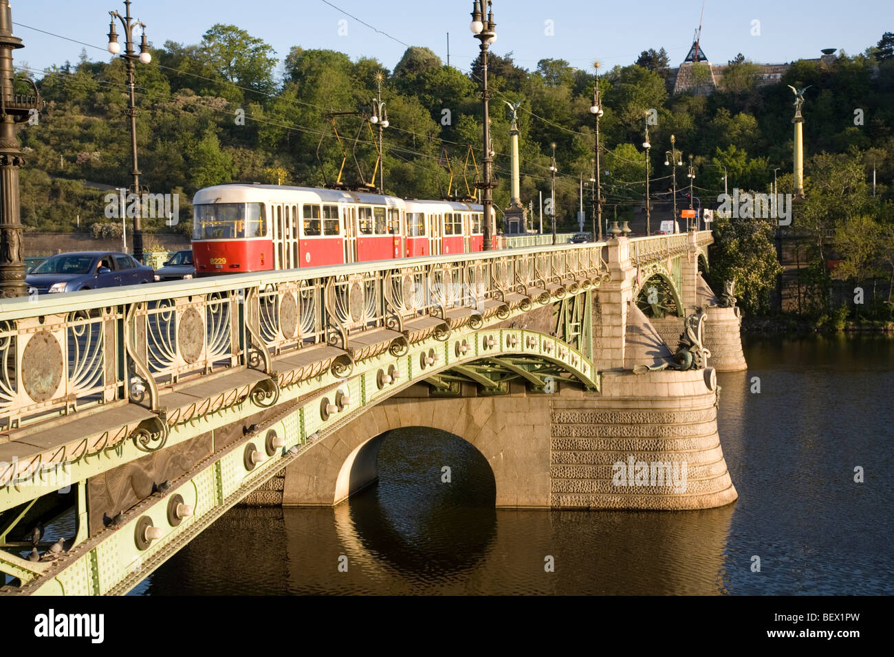 Attraversamento del Tram Svatopluk Čech Bridge, Praga Foto Stock