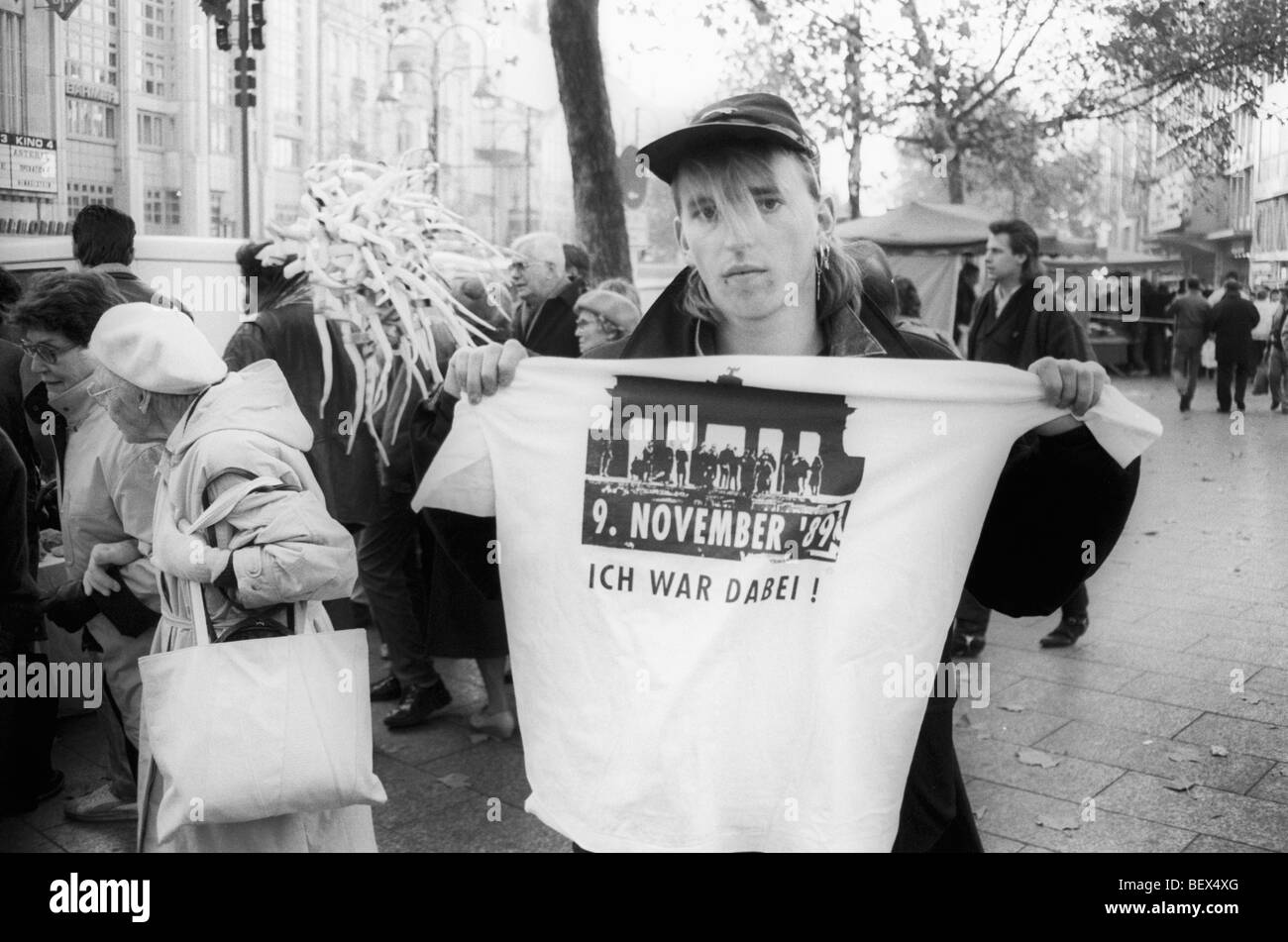 L'uomo la vendita delle t-shirt che commemora la caduta del muro di Berlino Foto Stock