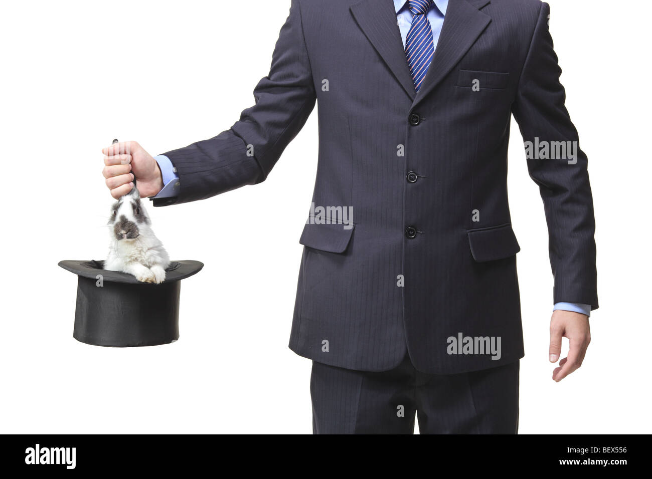 Imprenditore tirando fuori un coniglio di seta top hat Foto Stock