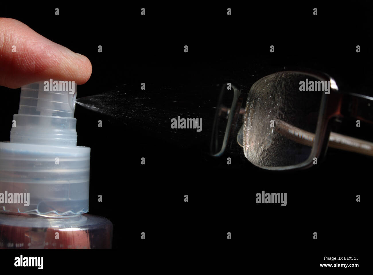 Per la pulizia degli occhiali usando la pompa spray Flacone Foto Stock