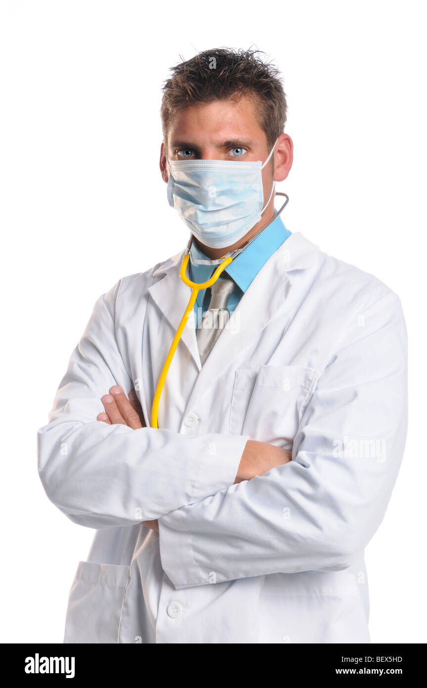 Medico indossando maschera chirurgica isolate su sfondo bianco Foto Stock