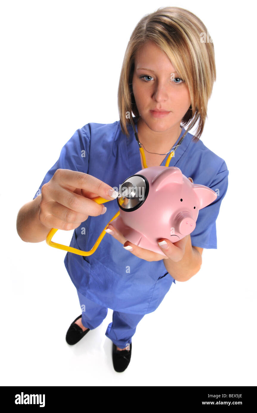 Il concetto di assistenza sanitaria con un infermiere o un medico dando maiale a controllare fino a simboleggiare l'influenza suina epidemia Foto Stock
