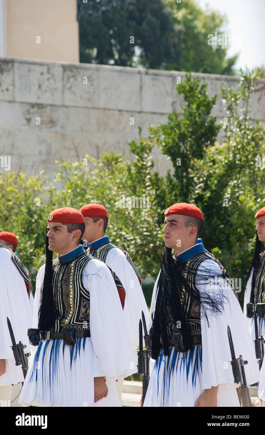 Evzones marzo nella tradizionale cambio della guardia a Atene, Grecia Foto Stock