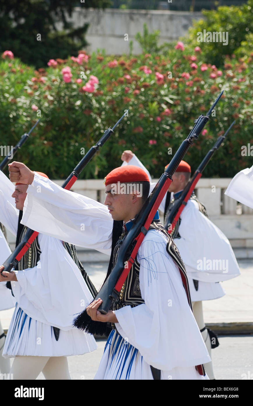 Evzones marzo nella tradizionale cambio della guardia a Atene, Grecia Foto Stock