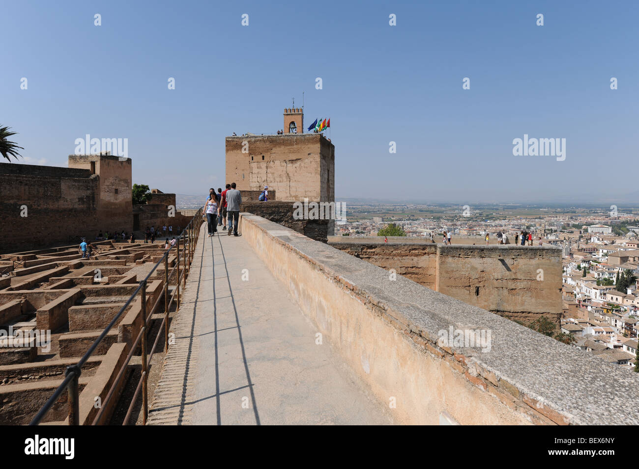 Vista lungo la passerella di parapetto a Torre de la Vela, l'Alcazaba, (La Cittadella Vecchia), l'Alhambra di Granada, Andalulsia, Spagna Foto Stock